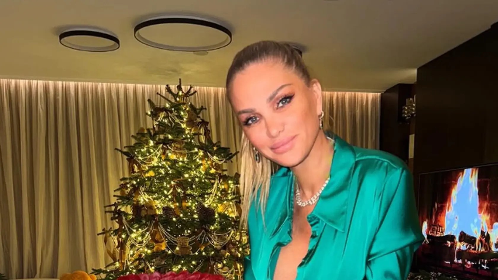 Vianoce našich celebrít. Na snímke Alena Pallová s obrovskou vianočnou tortou. 
